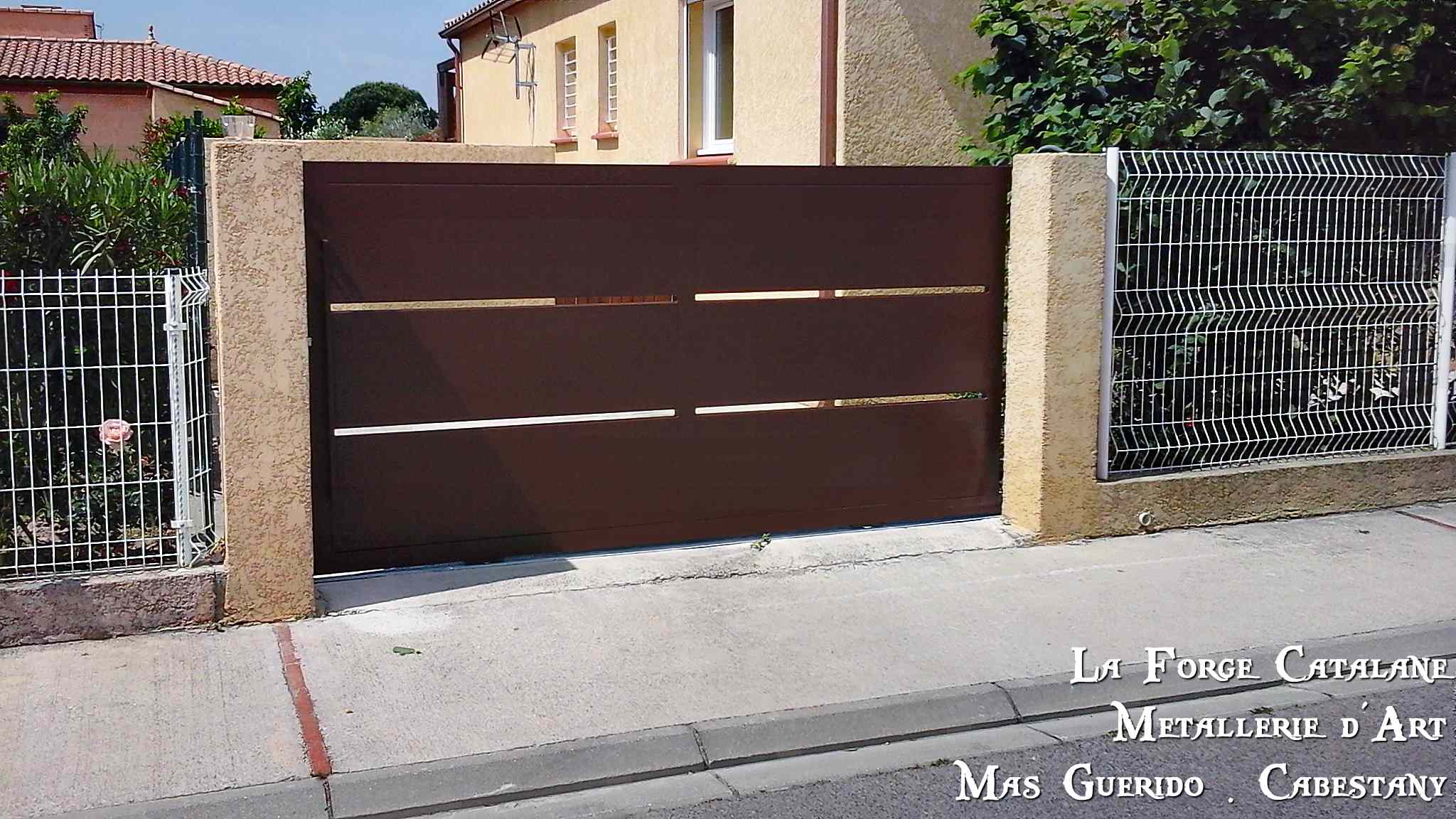 Portail coulissant moderne tole caissonnee fer La Forge Catalane Cabestany (2).jpg